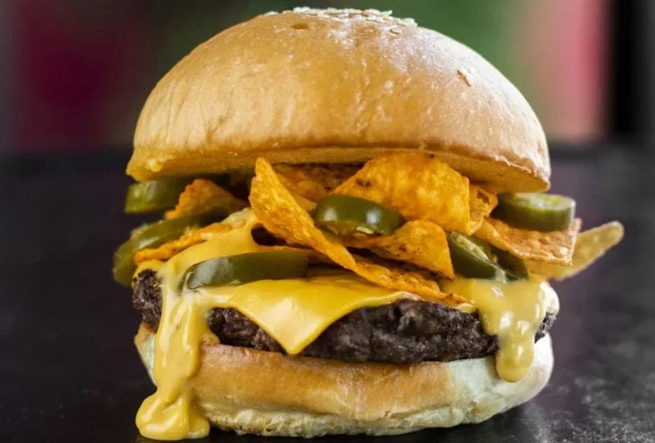 Portada del plato 'Nachoburguer / Chetoburguer'